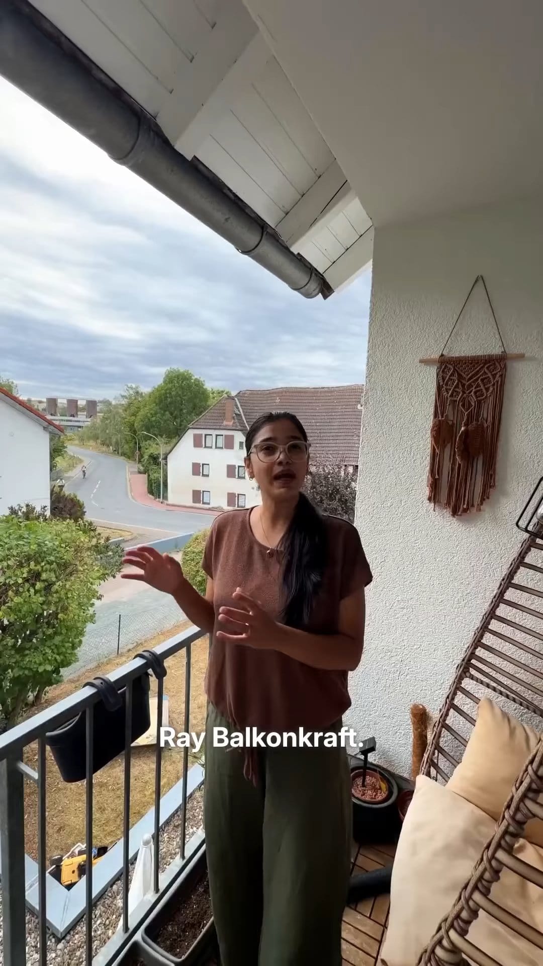 Installing the Sunshare Ray Balkonkraftwerk on a south-facing balcony in Germany